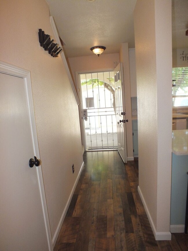 Building Photo - 2/1.5 Diamond Springs condo