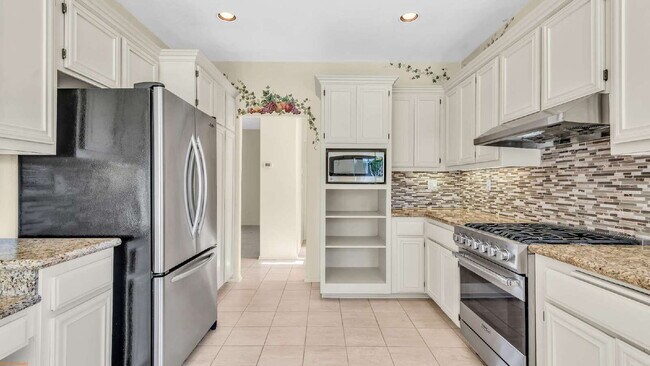 Building Photo - Spacious 3-Bedroom Retreat with 2.5 Baths in Palm Desert, Long-Term Rental (one year minimum)