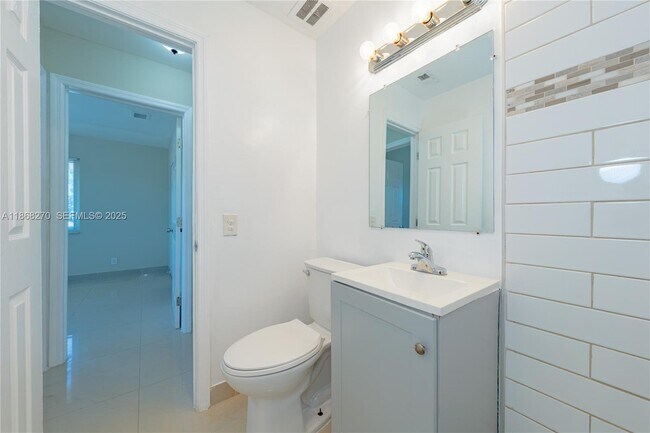 Building Photo - 938 Northern Dr