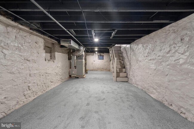 Building Photo - 945 Ashburton St