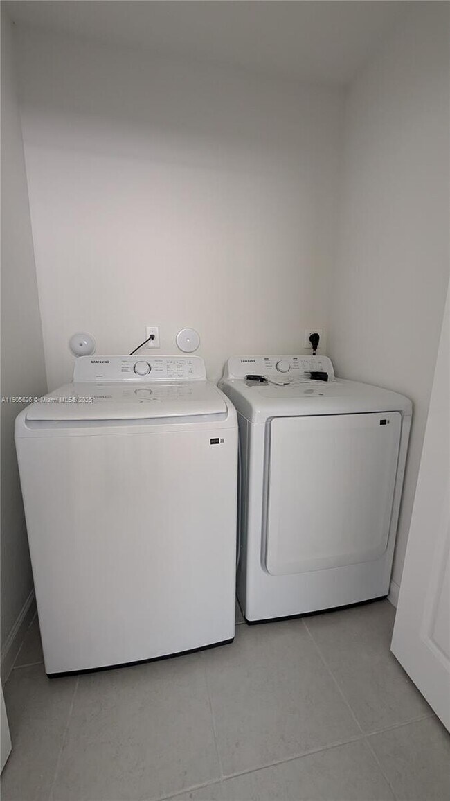 Building Photo - 12884 SW 232nd Ln