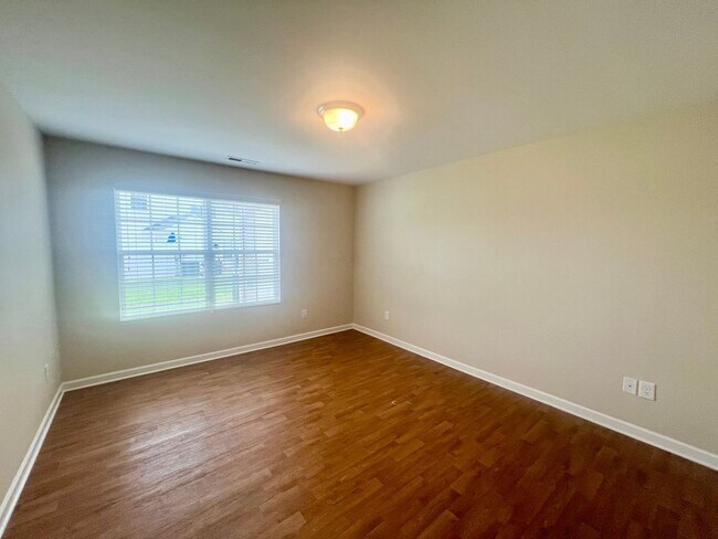 Building Photo - Three bed, 2.5 bath town house located in ...