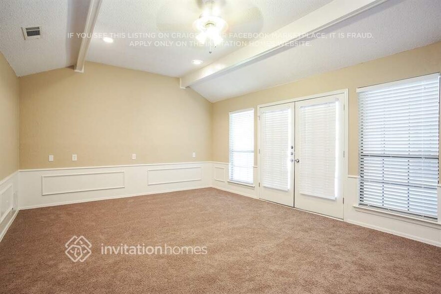 Building Photo - 1409 Carriage Ln