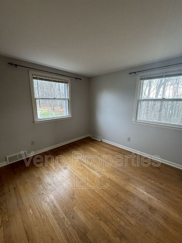 Building Photo - 15 Rivercrest Dr