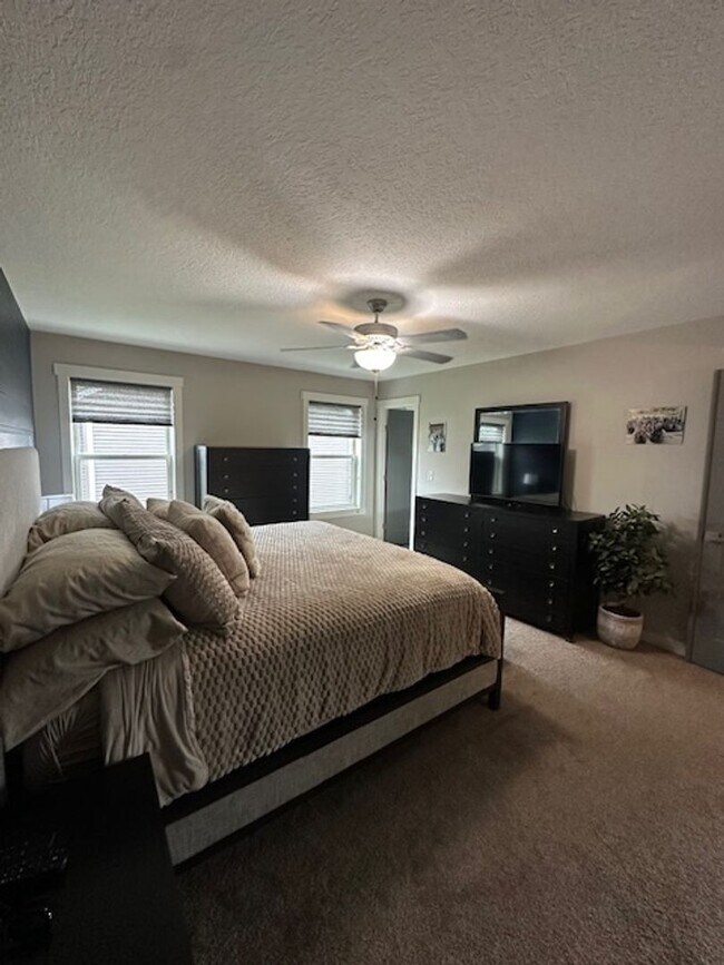 Building Photo - 5 bedrooms 3 bathrooms and a 3-car garage