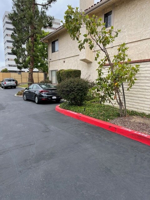 Front of complex - 18900 Delaware St