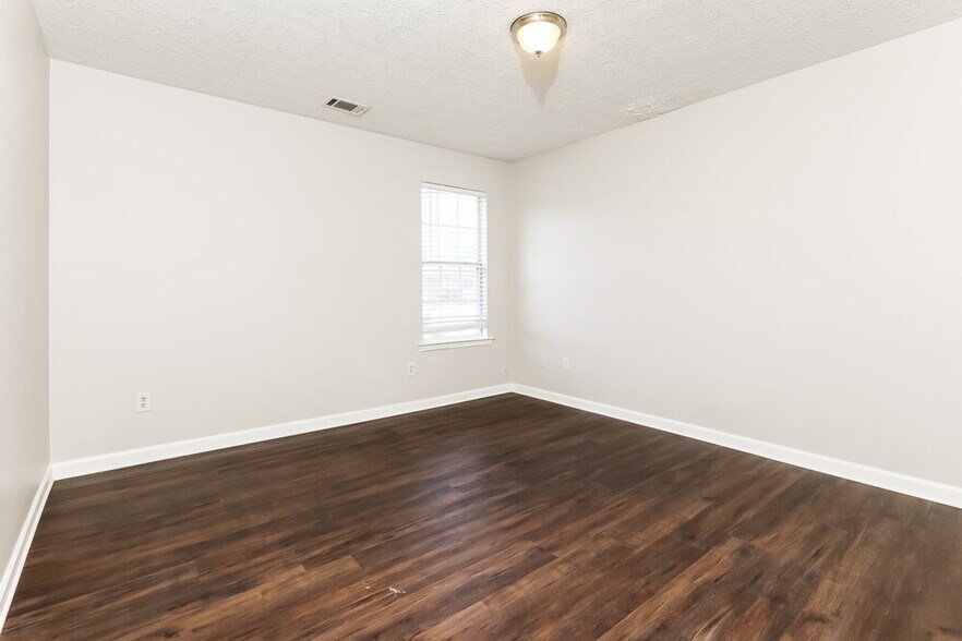 Building Photo - 10669 Daisy Cove