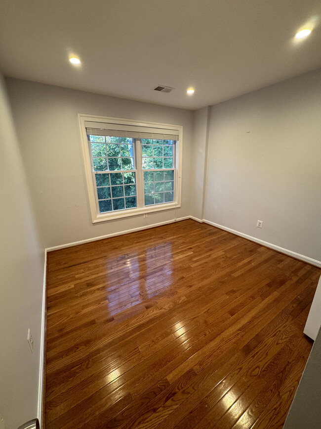 2nd bedroom upstairs - 2422 S Oxford St