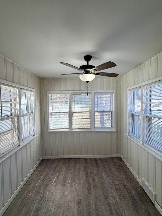 Building Photo - 3 Bedroom Morton Meadows Home for Rent - Close to Everything!