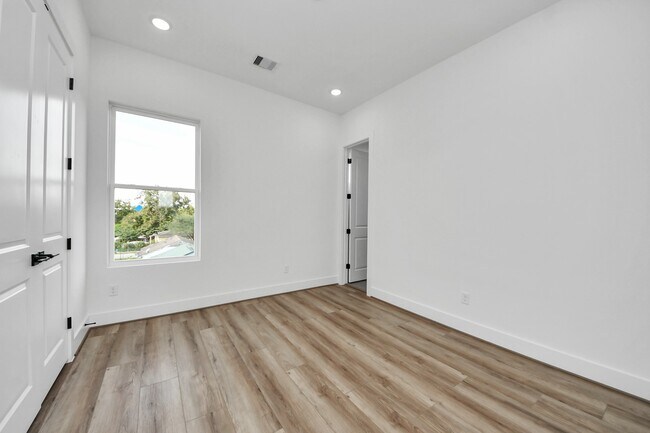 Building Photo - 6951 Foster St