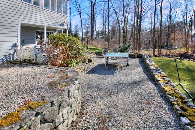 Building Photo - 562 Canoe Hill Rd