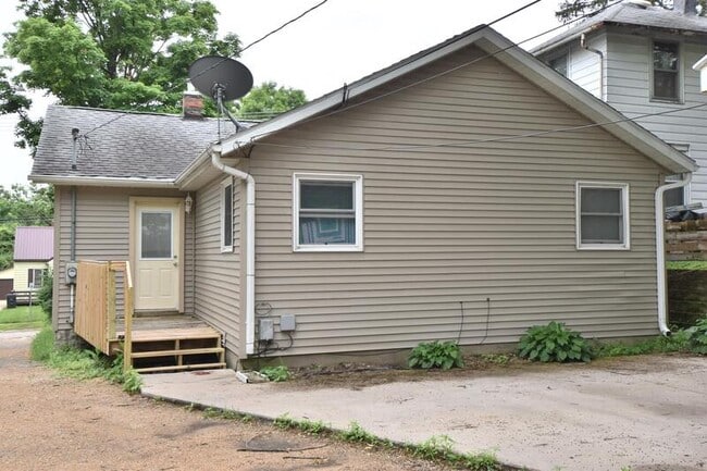 Building Photo - 320 30th St Dr SE