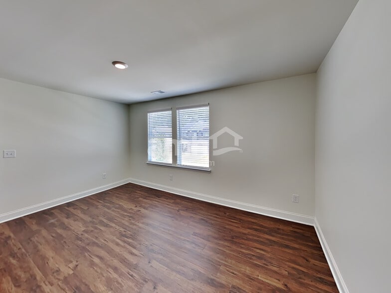 Building Photo - 768 Carnaby Ln