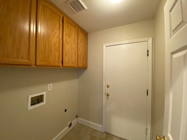 Building Photo - Great Location/Cozy Fireplace/Laguna Creek