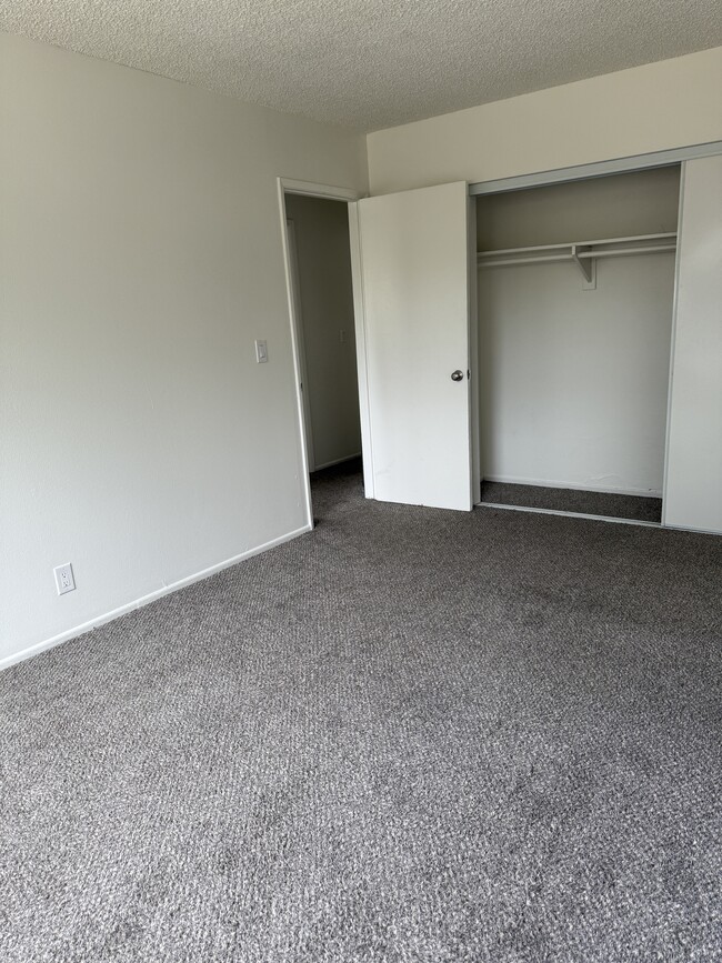 Building Photo - 305-302 N Dwyer Pl