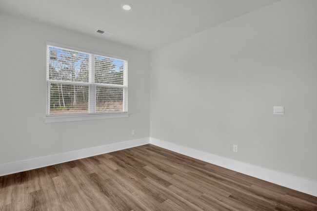 Building Photo - 514 Silky Oak Dr SE