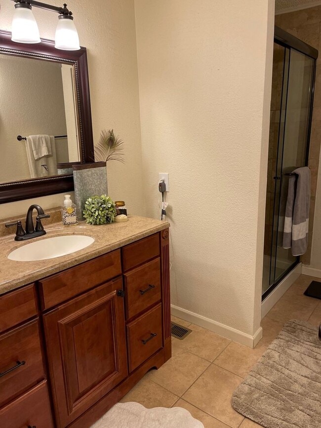 Building Photo - 3 bedroom 1.5 bathroom