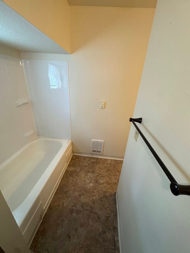 Building Photo - Studio Apartment in Downtown Eugene
