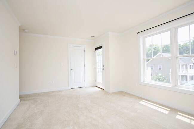 Building Photo - Spacious End-Unit Pantops Townhome