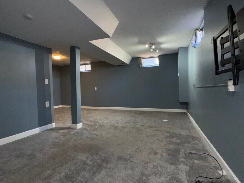 Building Photo - 11021 Spring St