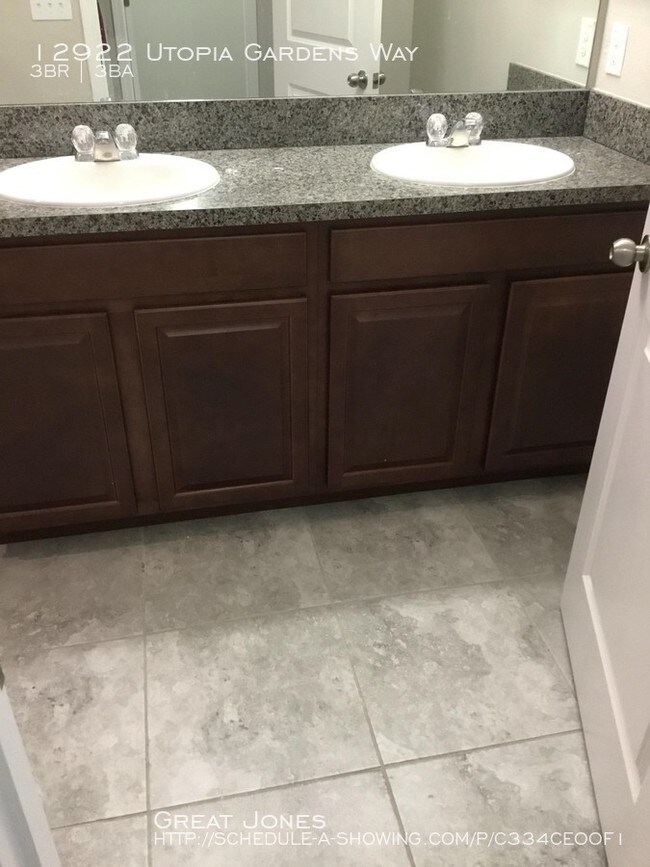 Building Photo - 12922 Utopia Gardens Way