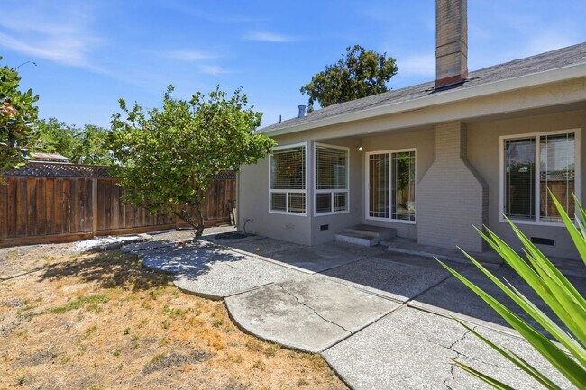 Building Photo - Wow! What a Great Home! Available Now!