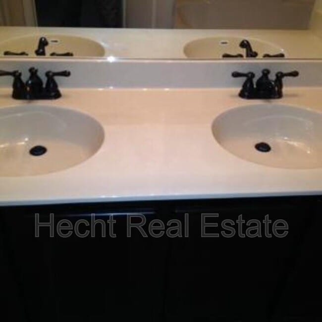 Building Photo - 684 Creekside Cir