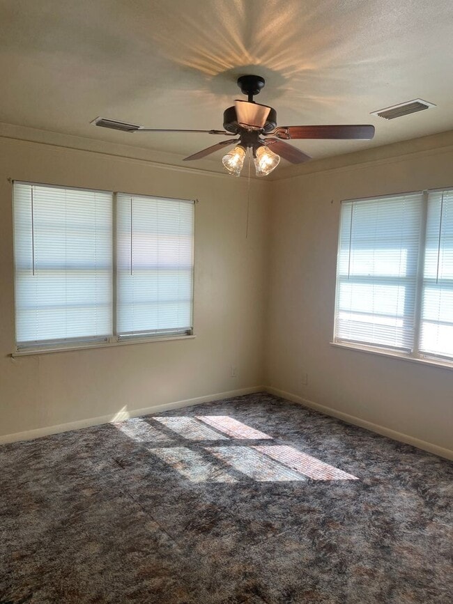 Building Photo - 3 bed 2 bath 2 car garage home!