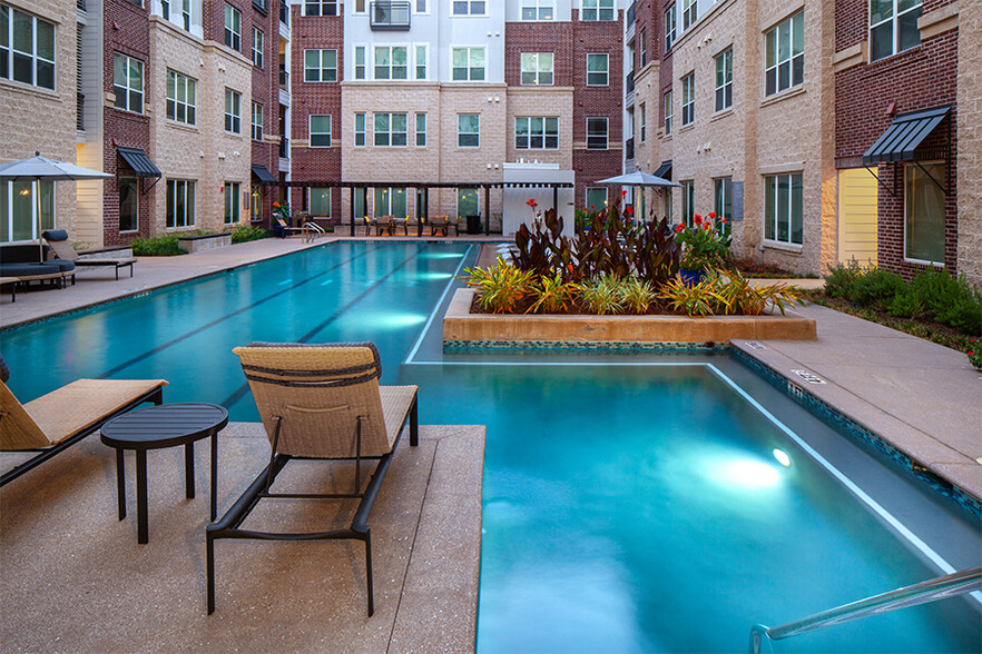 Resort-style pool with sun shelf - District at Greenbriar