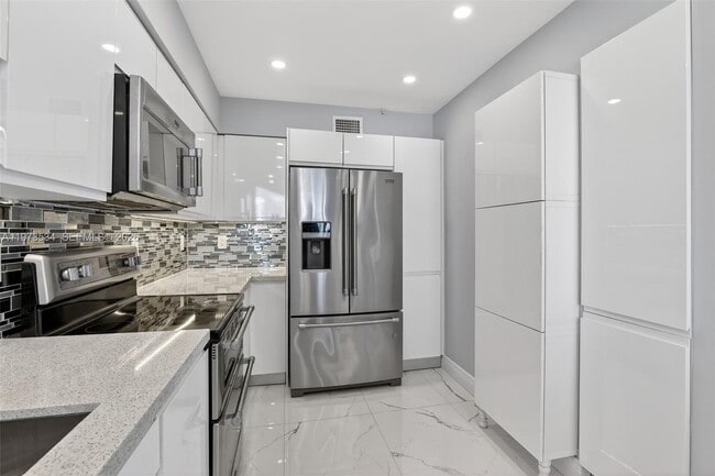 Building Photo - 3370 Hidden Bay Dr