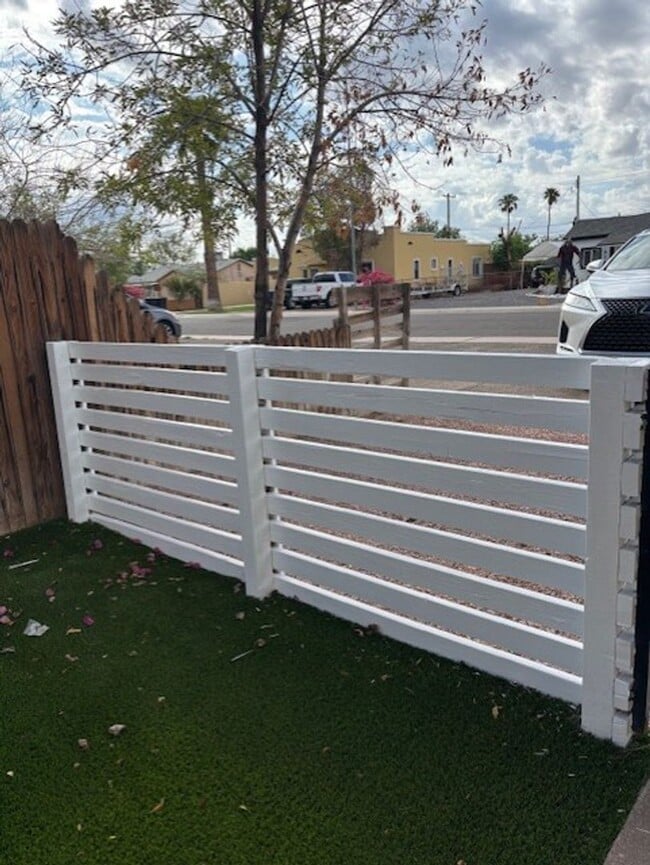 Building Photo - adorable 1 bed 1 bath with backyard private