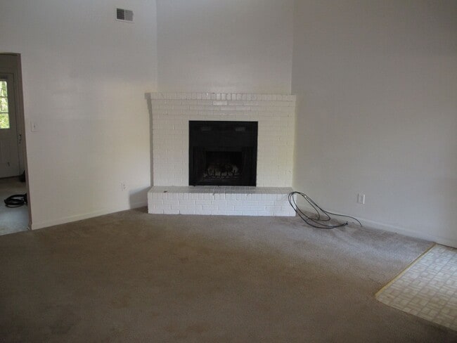 Building Photo - **WEST ATHENS DUPLEX** 2 Bed/1 Bath - JUST...