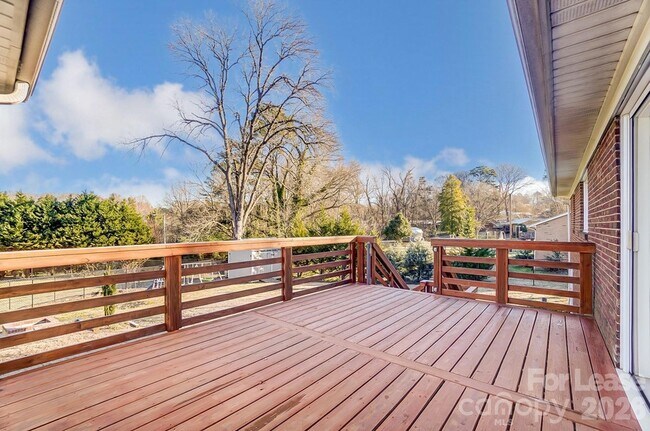 Building Photo - 10 Spruce Pine Dr