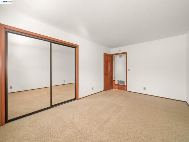 Building Photo - 261 St Paul Dr