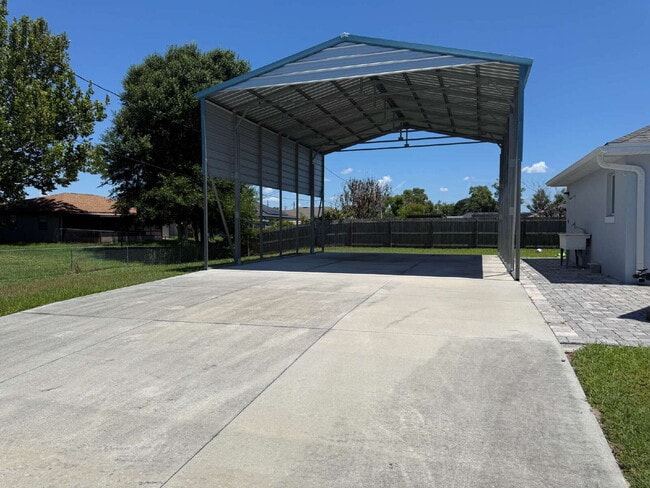 Building Photo - Beautiful and Spacious 3/2 with Separate Entrance 1/1 In-Law Suite, RV Parking