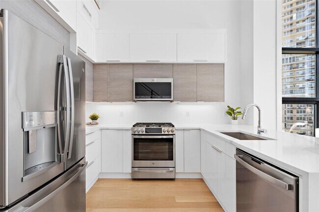 Primary Photo - 6025 BLVD E