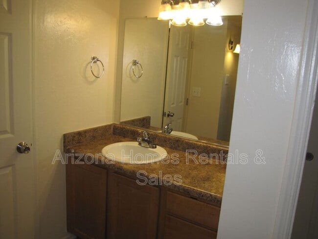 Building Photo - 623 S Kacee Ave