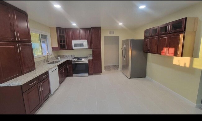 Building Photo - 9320 Yolanda Ave