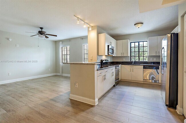 Building Photo - 4905 Midtown Ln