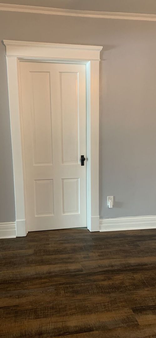 Building Photo - 223 E 9th St