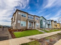 Building Photo - Charming 2-Bedroom, 3.5-Bathroom Home in Hillsboro