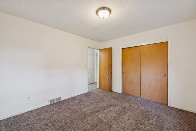 Building Photo - 2127 Collinway St