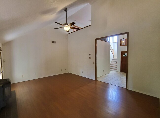 Building Photo - AVAILABLE NOW! excellent Fair Oaks Location 3 Bedroom Home!