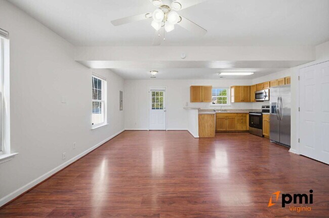 Building Photo - 3 BEDROOM 2.5 BATH WITH FENCED IN YARD AND DETACHED GARAGE FOR RENT IN NORFOLK!