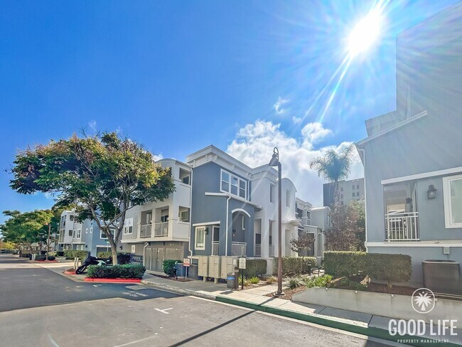 Building Photo - Stunning 2BD/2BA w/ In-Unit Laundry and At...