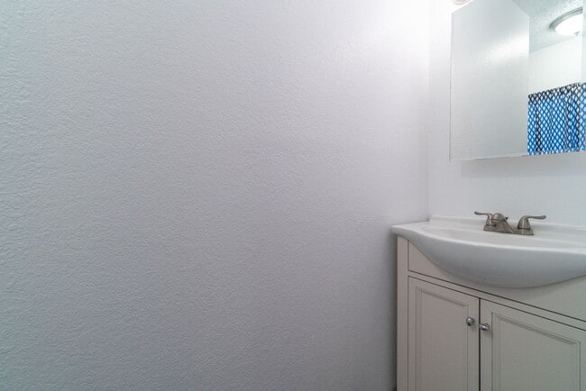 Building Photo - Fully remodeled, spacious 3BR/1.5BA/2PKG near Waikele