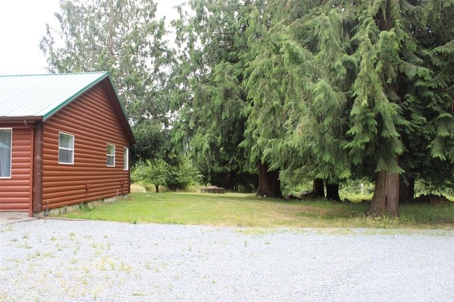 Building Photo - 3 Bedroom, 2 Bathroom house!