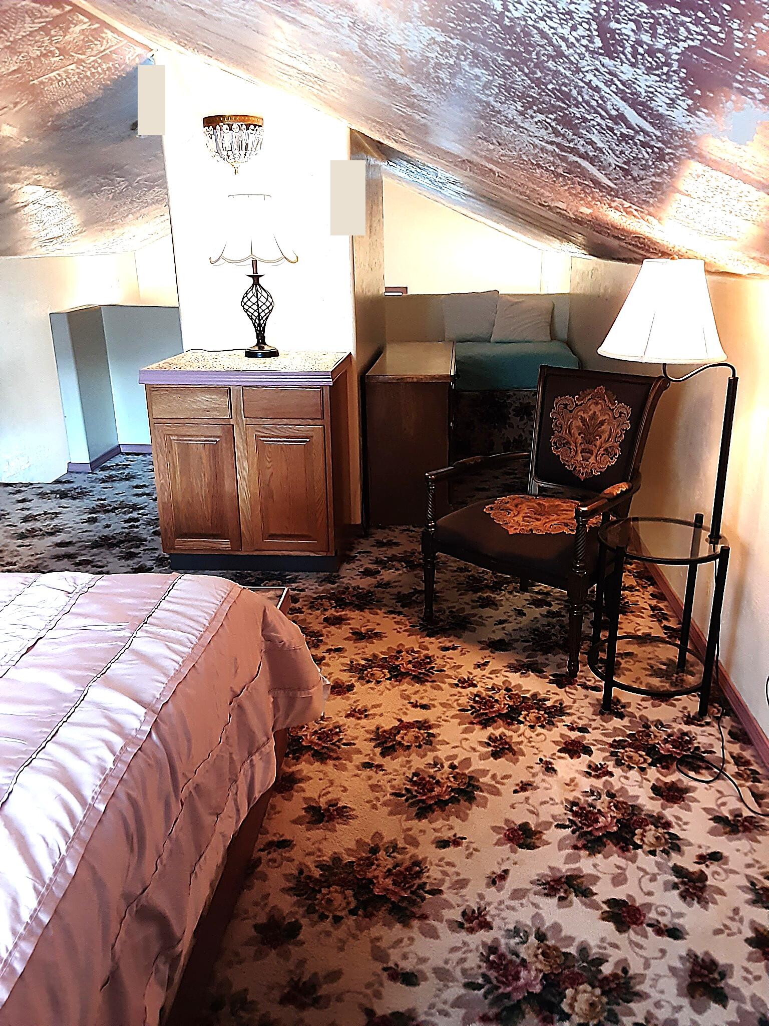 Upstairs loft sitting area - 3951 Stevensville River Rd