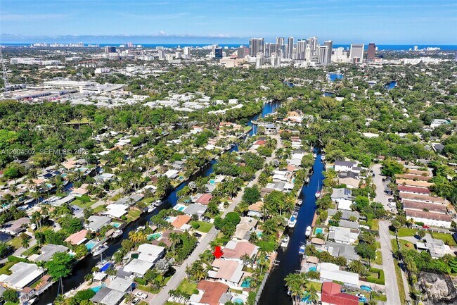 Building Photo - 1704 SW 5th Ct