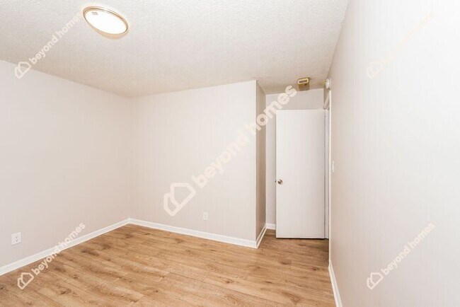 Building Photo - Beautifully Modernized 3 BR and 2 BA in on...